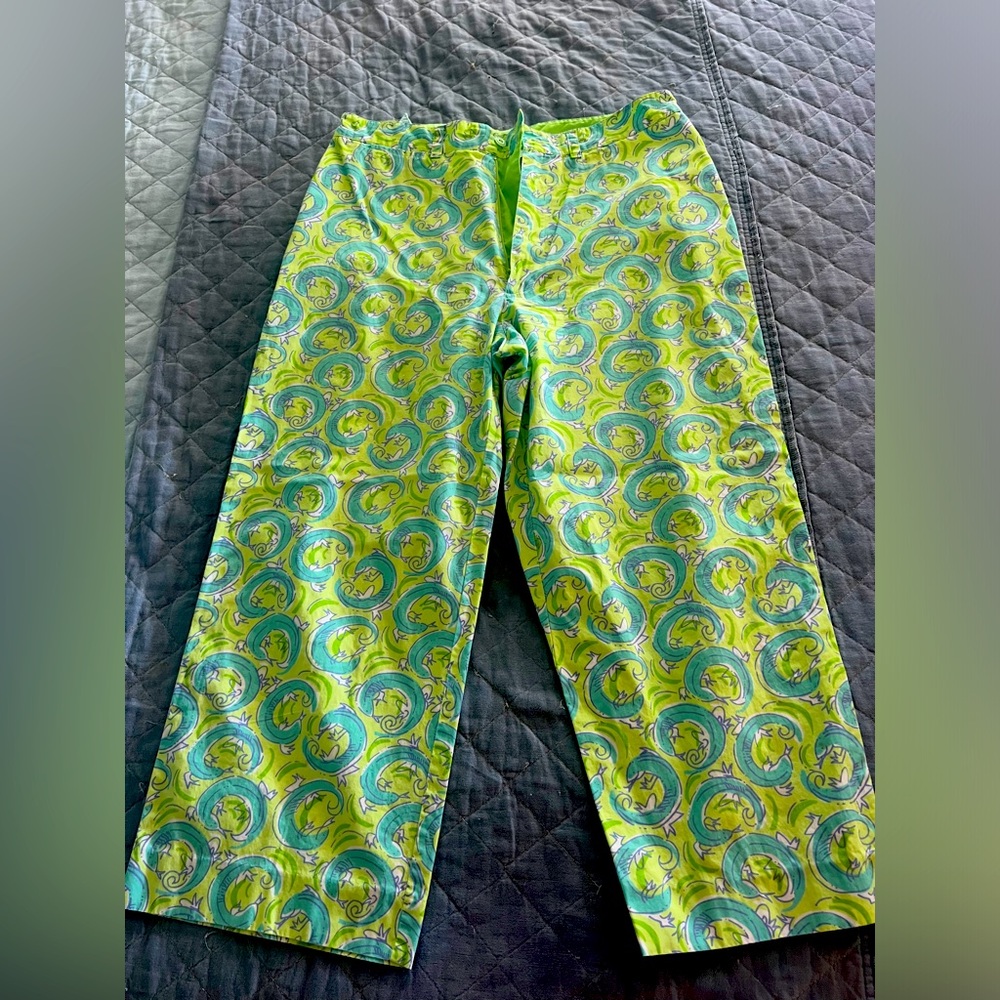 Vintage Lilly Pulitzer cropped wide pants w blue & green salamander pattern.